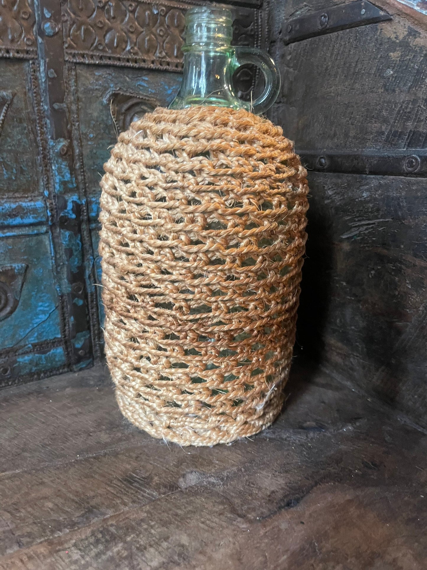 Original Vintage dame jeanne 3.5Ltransparent avec anse et couvert broderie, embroidery wicker antique french vase 1980