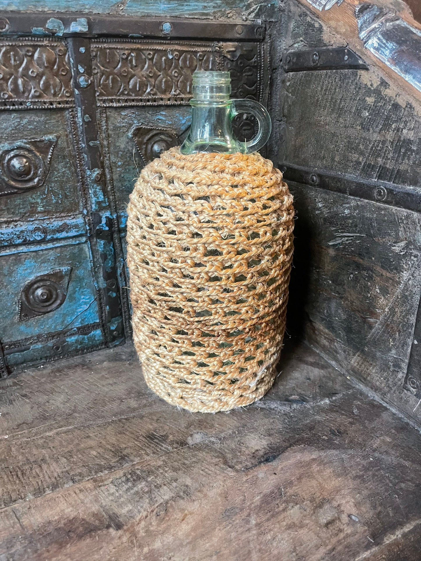 Original Vintage dame jeanne 3.5Ltransparent avec anse et couvert broderie, embroidery wicker antique french vase 1980