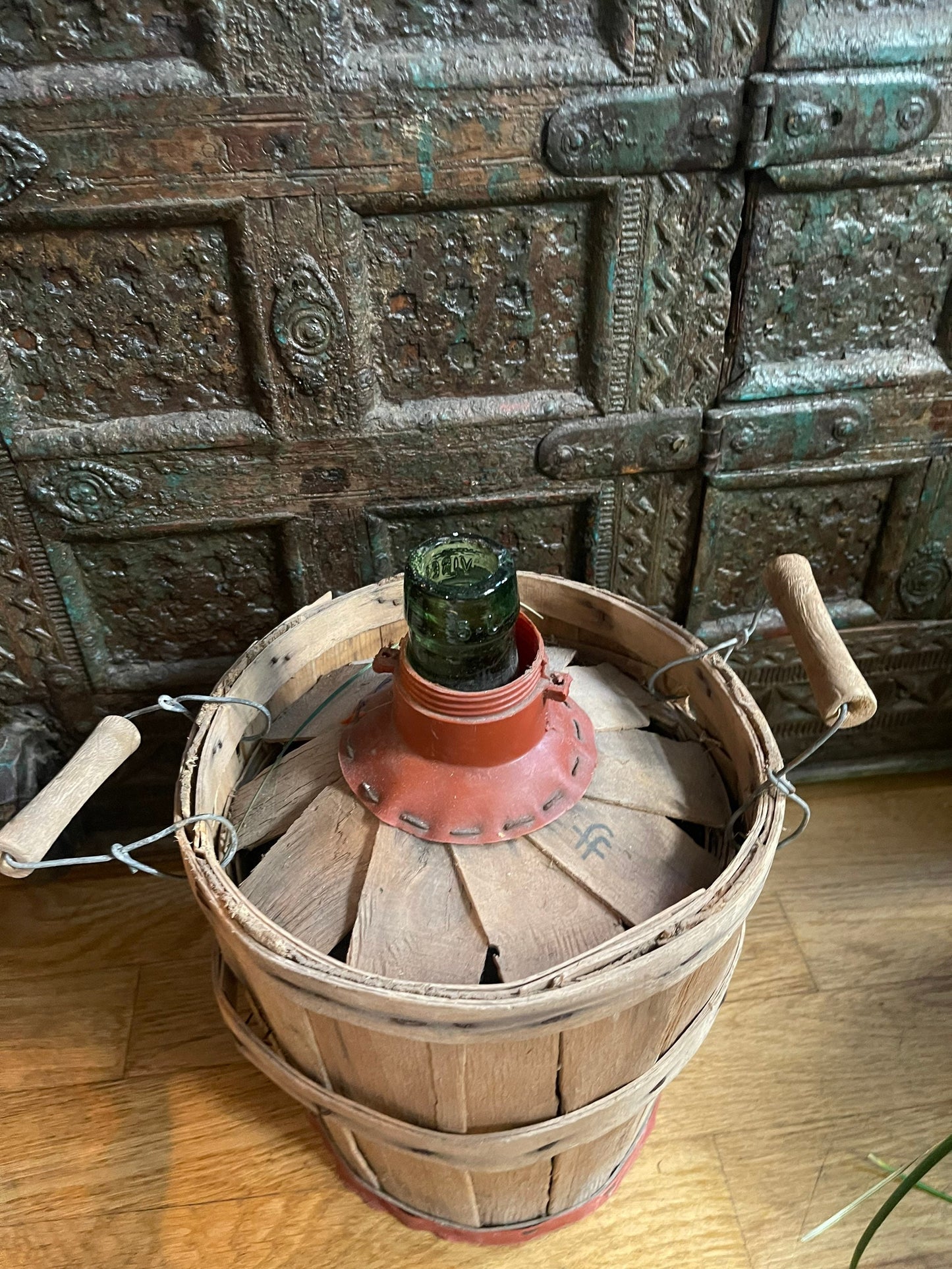 Ancien dame jeanne demijohn 5L dans son osier 1950s