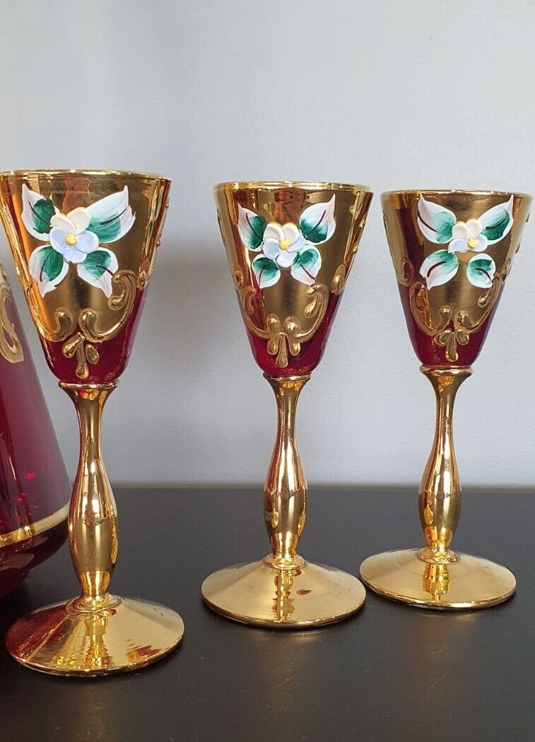 Ancien service a liqueur verre fleuri Rubis Murano Carafe/decanter et 6 verre, antique jar and glassware from Italy