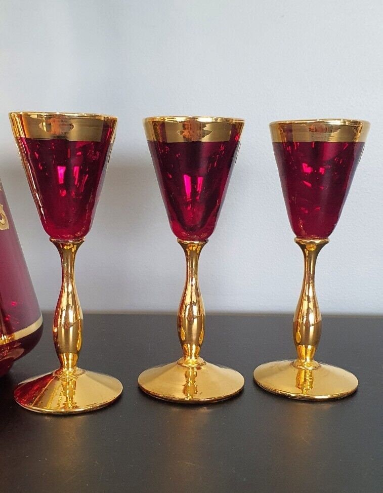 Ancien service a liqueur verre fleuri Rubis Murano Carafe/decanter et 6 verre, antique jar and glassware from Italy