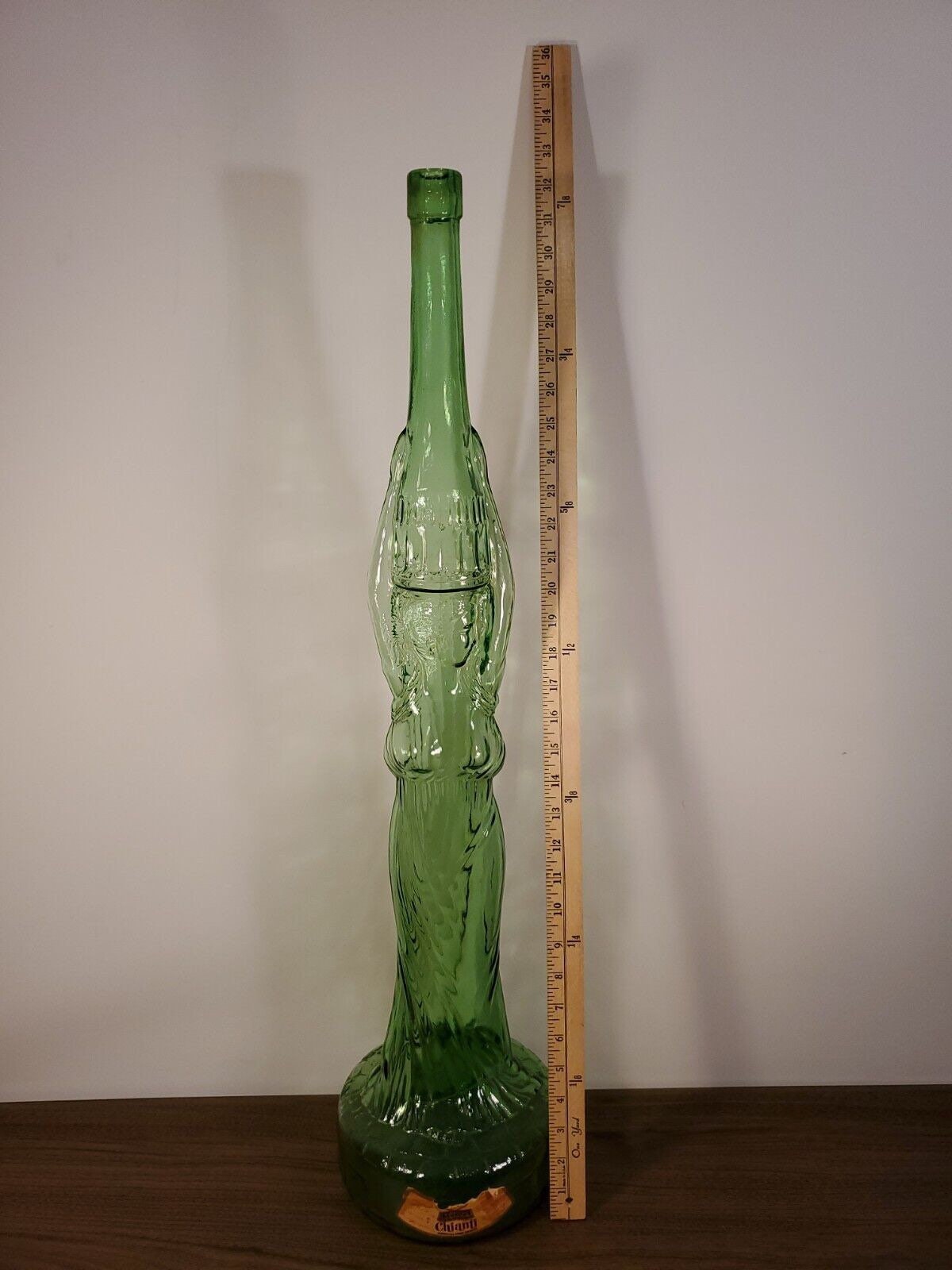 Grande bouteille de vins italienne Toscan en verre Chianti H80cm en forme de femme romaine du milieu du siècle dernier Made in Italy