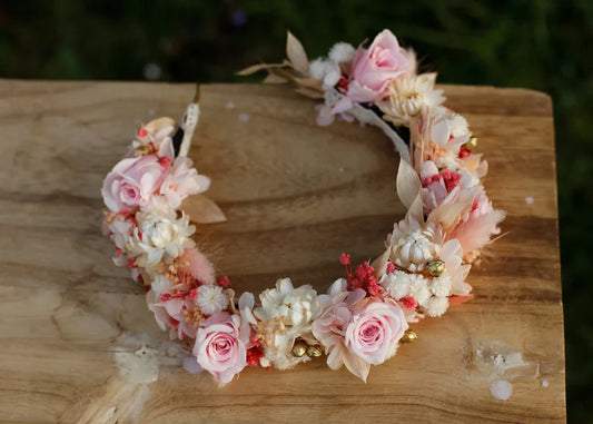 Couronne de fleurs séchées, atelier à Paris