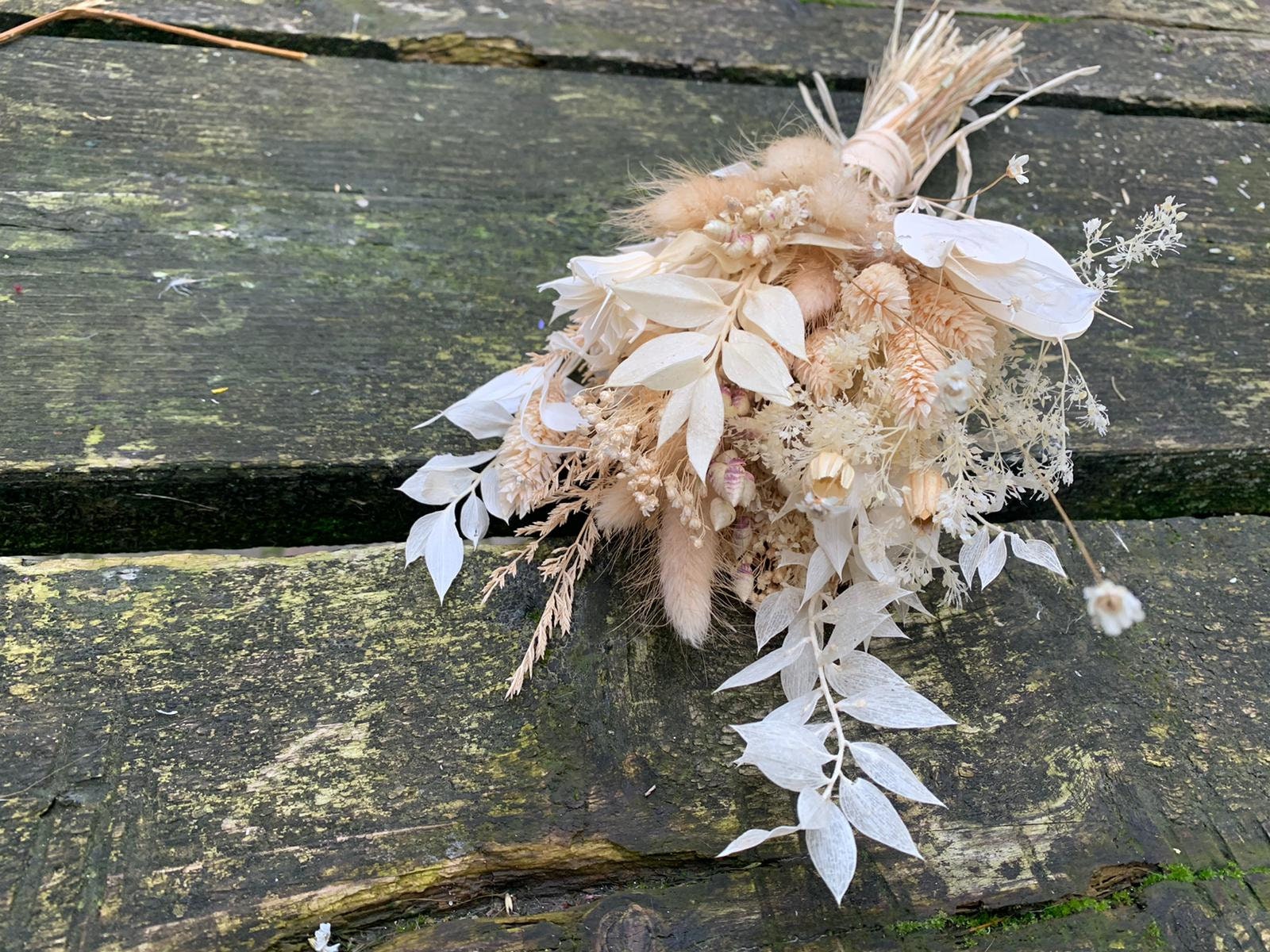 Bouquet blanc, rustic bunch, dried white composition bunch