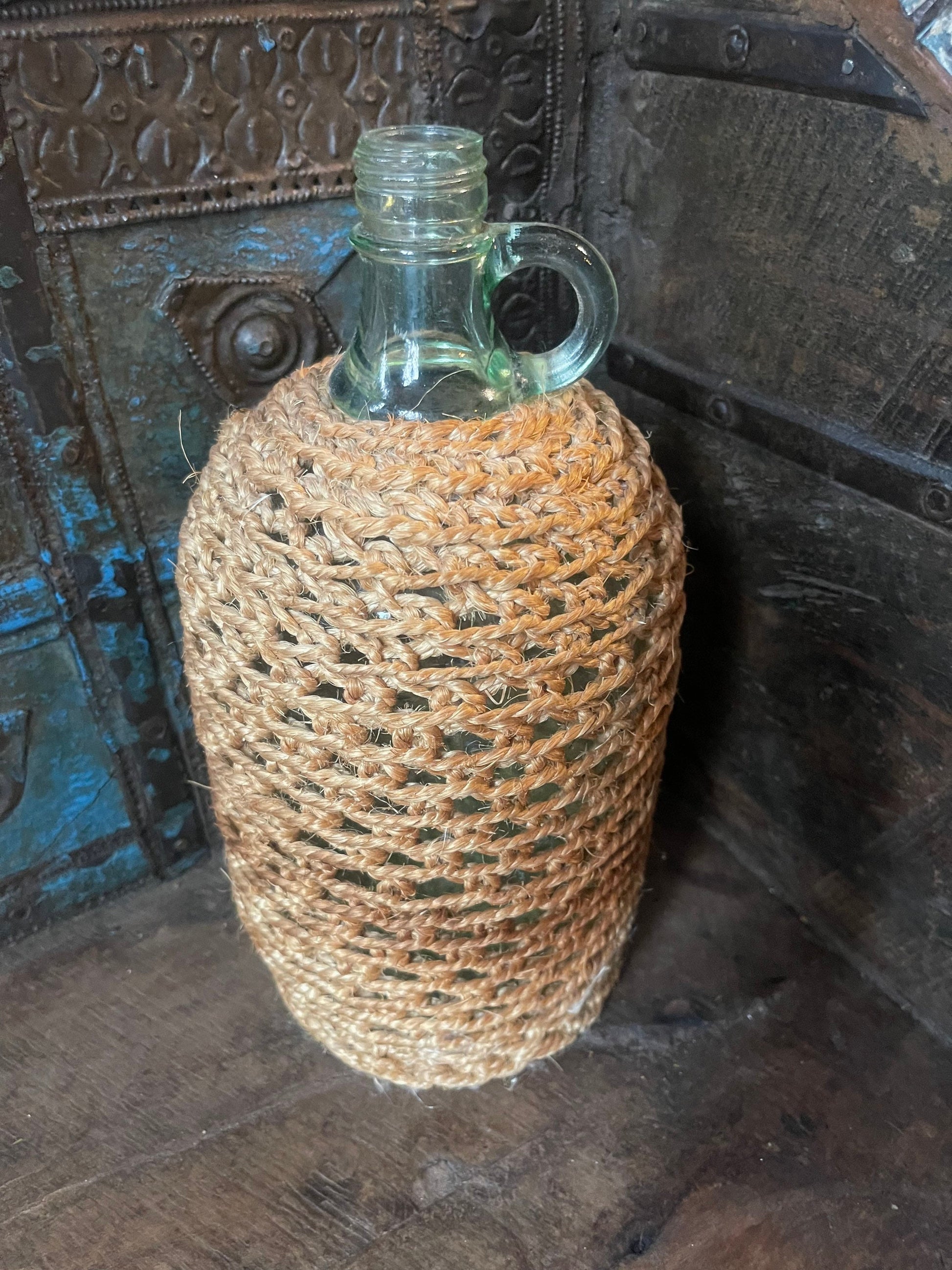 Original Vintage dame jeanne 3.5Ltransparent avec anse et couvert broderie, embroidery wicker antique french vase 1980