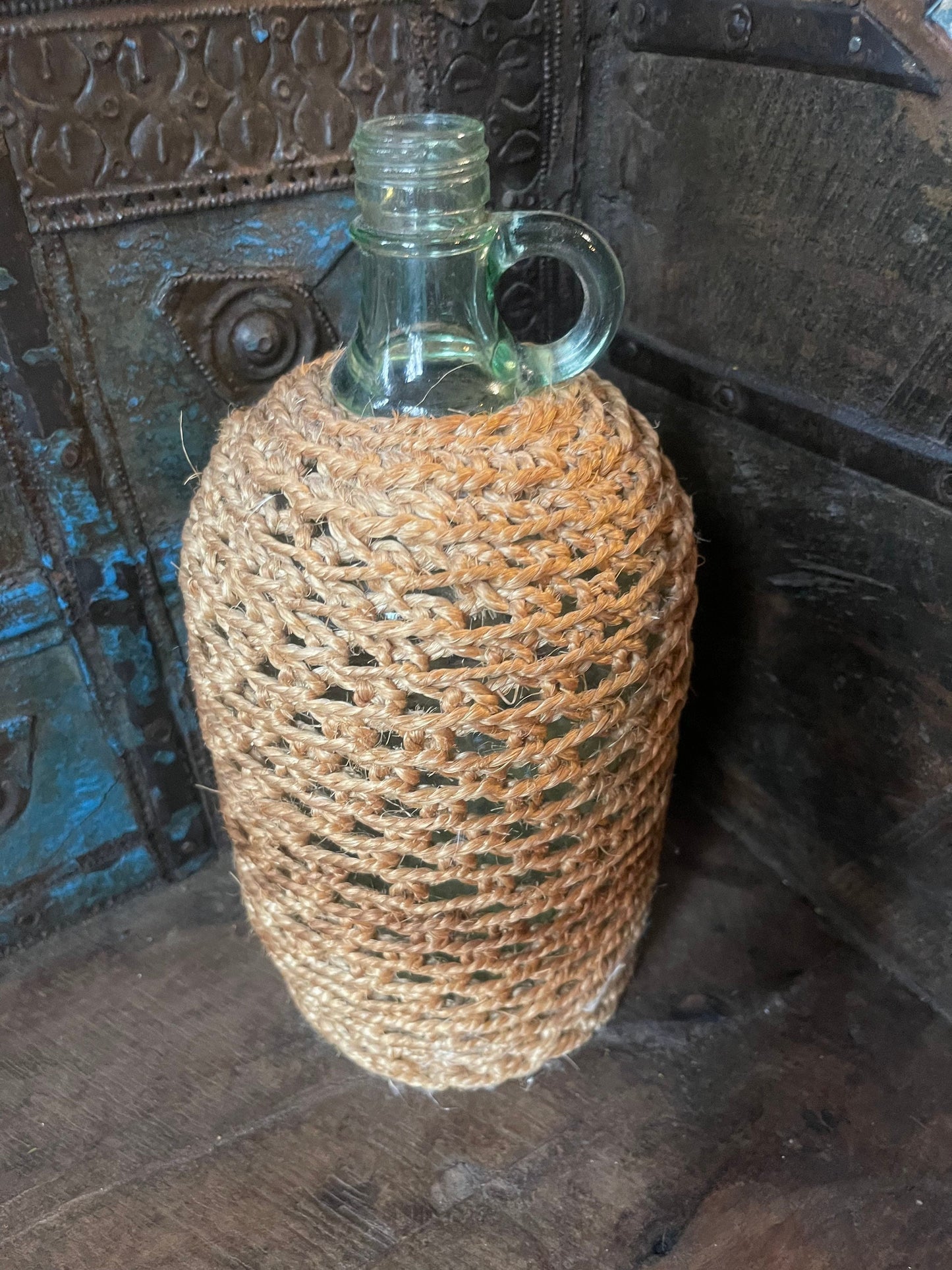 Original Vintage dame jeanne 3.5Ltransparent avec anse et couvert broderie, embroidery wicker antique french vase 1980