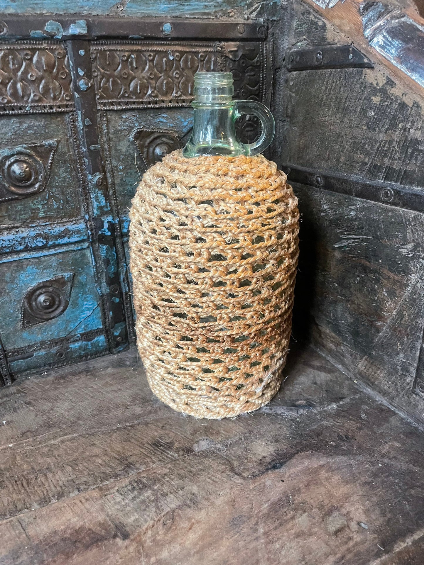 Original Vintage dame jeanne 3.5Ltransparent avec anse et couvert broderie, embroidery wicker antique french vase 1980