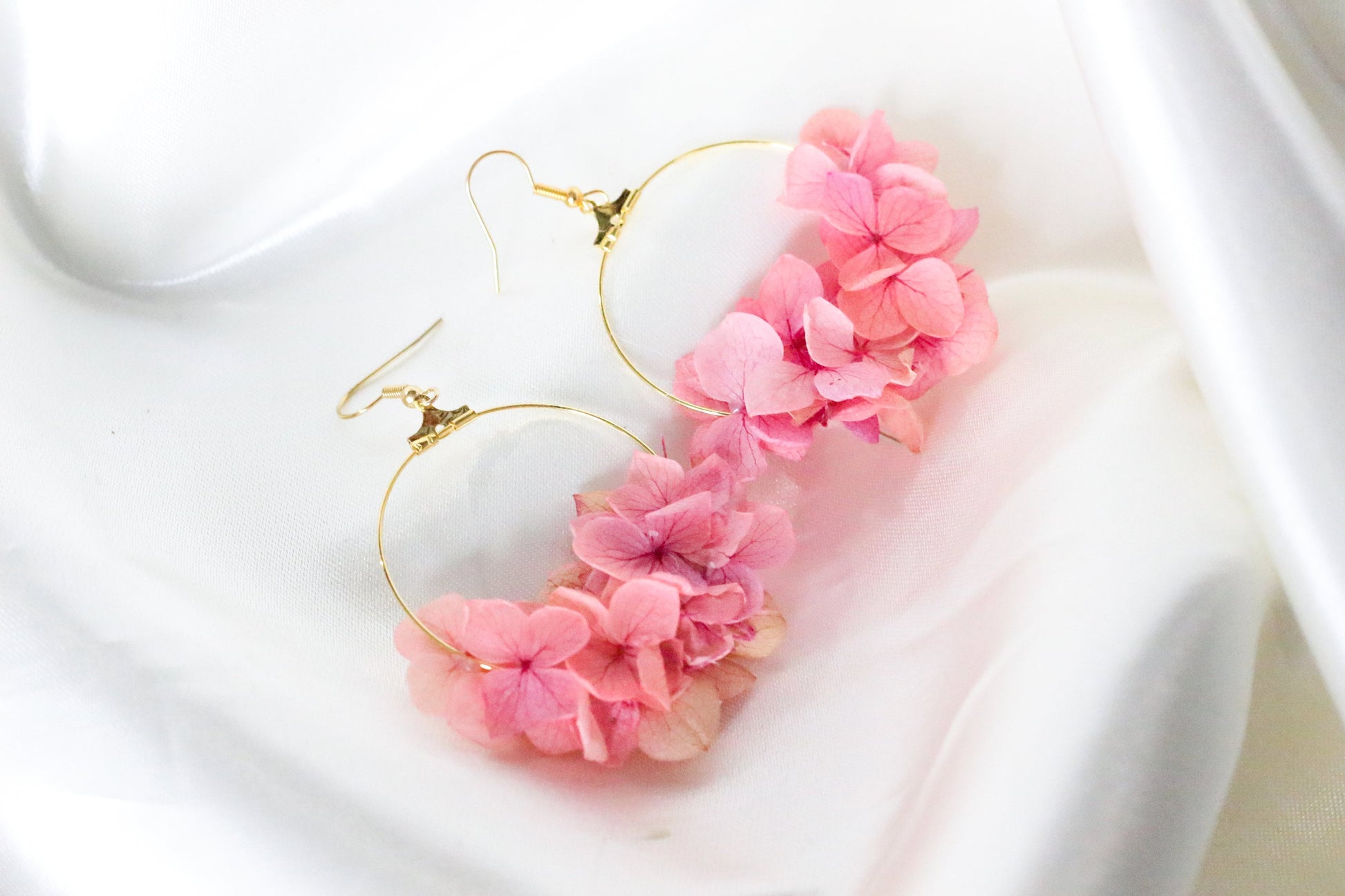 SARA Floral Earrings/ Boucles d'oreilles preserved hortensia , bridal accessories, wedding accessories